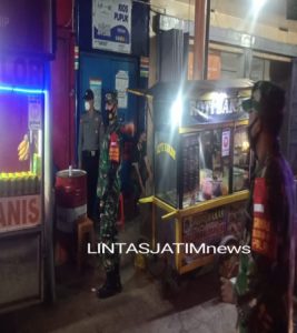 Pandemi Semakin Terkendali, Tak Menyurutkan Anggota Koramil 17/Sidoharjo Dan Polsek Laksanakan Patroli Protkes