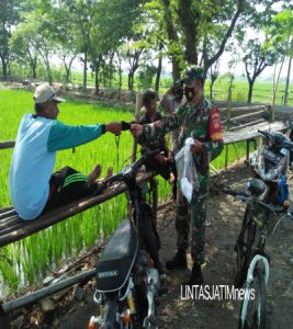 Upaya Cegah Covid 19, Babinsa Bagikan Masker Gratis