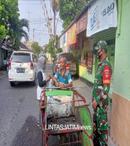 Sertu Joko Riyanto Galakkan Jumat Bersih Serta membagikan Masker Dan Himbauan Prokes di Wilayah