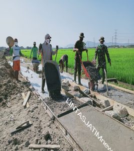 Satgas TMMD Reg ke 112 Kodim 0726/Sukoharjo Fokus selesaikan Rabat Beton petani untuk memperlancar pengangkutan hasil panen para petani