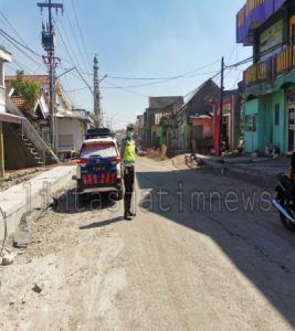 Memastikan Kelancaran jalan, Polantas Gresik Turun Atur Lalin