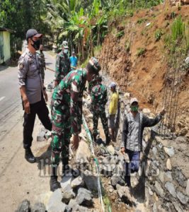 Sinergitas TNI Polri, Gotong Royong Perbaiki Sandaran Tebing