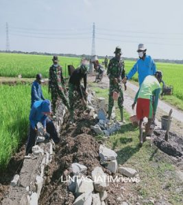 Cuaca Terik tak surutkan anggota Satgas TMMD Reg 112 Kodim 0726/Skh dan warga selesaikan Talud Dk. Majasjo-Dk. Boto