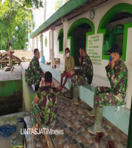 Komsos di Lokasi TMMD Reguler Ke 112 Kodim 0726/Sukoharjo, eratkan anggota Satgas dan Warga