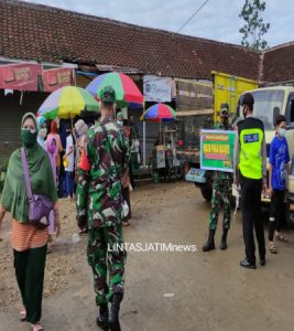 Koramil 23/Karangtengah Bersama Polsek Tetap Disiplinkan Warga Terapkan Protkes