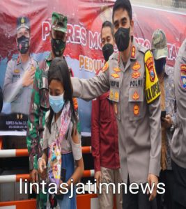 Terdampak Kekeringan, Polresta Mojokerto Salurkan Air Bersih di Pedesaan