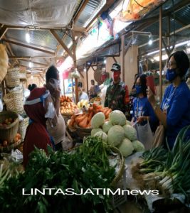 Babinsa Setabelan Berikan Himbauan Protkes Dan Penerapan PPKM Level 3 di Pasar Legi Solo