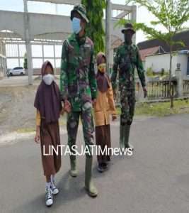Jalin komunikasi, anggota Satgas TMMD Reg 112 Kodim 0726/Sukoharjo, bangun kedekatan dengan anak-anak