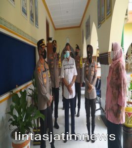 Kapolrestabes Surabaya Pastikan Prokes Ketat Saat Kegiatan PTM di SMAN 1 Surabaya