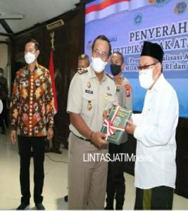 BPN Serahkan Sertifikat Aset Wakaf Kepada PCNU Lamongan