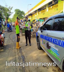 Personil Polrestabes Surabaya Bagi-Bagi Masker Saat Operasi Patuh Semeru 2021