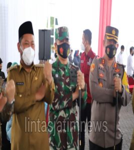 Kapolres Dampingi Bupati Gresik Terima Bantuan 102 Ribu Dosis Vaksin