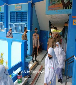 Kapolsek AKP Dhany Rahadian Basuki Tinjau PTM di SMAM 1 Babat