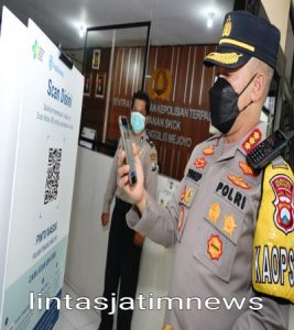 Kapolrestabes Surabaya Pastikan Polsek Jajarannya Menerapkan Scan Barcode Pedulilindungi