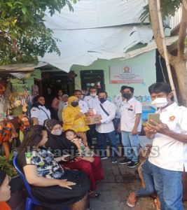 PAC Gerindra Kecamatan Semampir Peduli Membagikan Bingkisan Untuk Ibu Hamil Dan Balita