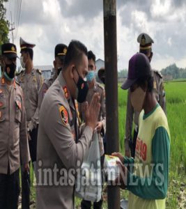 Jumat Berkah, Kapolresta Banyuwangi Datangi Masyarakat Pinggiran Bagikan Makanan