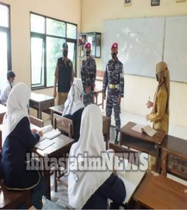 DANPUSLATPURMAR 3 GRATI KERAHKAN : Prajurit Bantu Proses Belajar Tatap muka di SMA 1 Grati