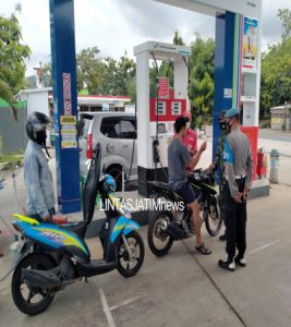 Tak Kenal Lelah, Babinsa Dan Bhabinkamtibmas Sambangi Warga Himbau Disiplin Terapkan Protkes