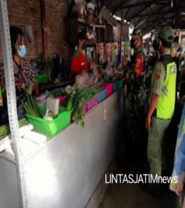 Hari Libur Bukan Penghalang Bagi Serda Mujono Dan Koptu Enfri Untuk Menerapkan PPKM Level 3 di Wilayah