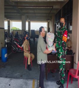 Serda Catur H. dan Lurah Pasar Bagi-bagi Sembako di Pasar Matahari Singosaren