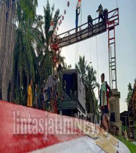 Satgas Yonmek 403 Bangun Gapura Merah Putih di Kampung Workwana