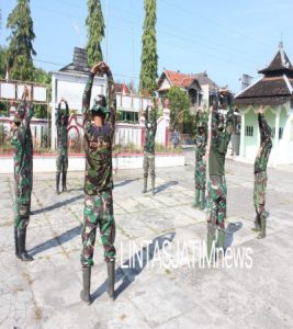 Sebelum Bekerja, Anggota Pra TMMD Kodim 0726/Sukoharjo melaksanakan Senam Peregangan