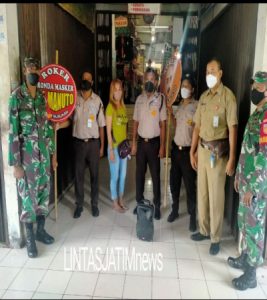 Babinsa Bersama Lurah Pasar Pantau Pelaksanaan PPKM Level 3 di Pasar Tradisional Nusukan