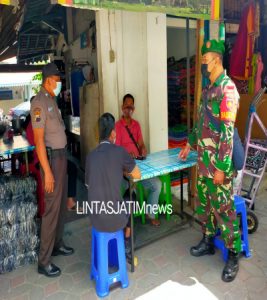 Terapkan PPKM Level 3 di Wilayah, Serka Sugiyanto Sambangi Pasar Cinderamata