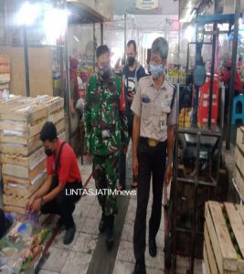 Himbauan Protokol Kesehatan Dan Penerapan PPKM Terus Dilakukan Babinsa di Pasar Gede Solo