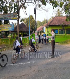 Polisi Mulai Melakukan Pengaturan Lalu Lintas di Depan Sekolah