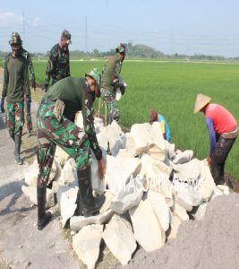 Pengedropan material Batu pembuatan Talud TMMD Reg ke 112 Kodim 0726/Sukoharjo, tidak ada kendala