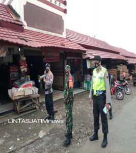 Himbau Warga Disiplin Memakai Masker, TNI-Polri Kecamatan Ngadirojo Turun Ke Pasar