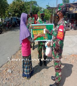 Disiplinkan Warga Pakai Masker, Anggota Koramil 04/Nguntoronadi Rutin Gelar Operasi Gakplin Protkes