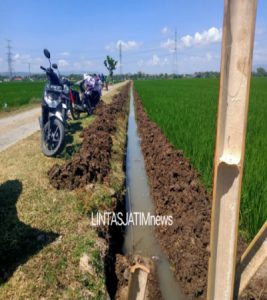 Pembuatan talud di Dk. Majasto – Boto terus bergeser cepat, lokasi baru diawali dengan pemasangan patok-patok dan Bowplank