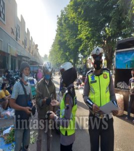 Petugas Bagikan Masker ke Warga, Dalam Operasi Yustisi Di Pasar Pagi