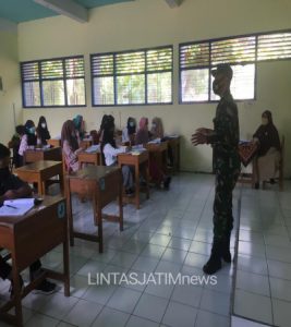 Babinsa Sisipkan Pesan Prokes Saat Ajar Bela Negara