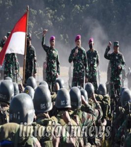 KASAL DIDAMPINGI DANKORMAR BERSAMA SISWA DIKKO SEBRANGI LAUTAN PASIR GUNUNG BROMO