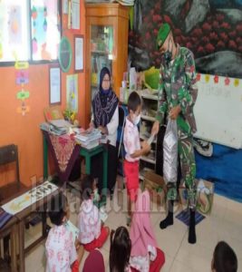 Edukasi Vaksinasi dan Prokes , Satgas Yonif 512/QY Kunjungi PAUD Tunas Harapan