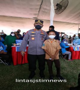 Tinjau Vaksinasi di Surabaya, Kapolri: Datangi dan Layani Warga yang Ada Di Titik Tak Terjangkau