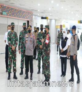 Panglima TNI, Kapolri dan KSAL cek Serbuan Vaksinasi di Terminal 2 Juanda