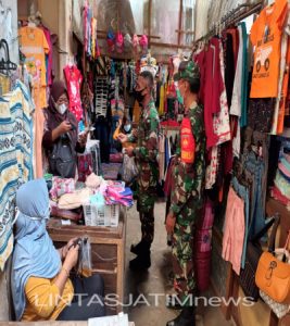 Sertu Hidayat Laksanakan Himbauan Prokes Dan Pembagian Masker di Pasar Tradisional Mojosongo