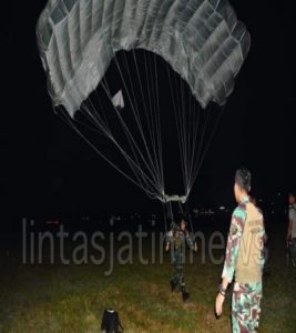 DANPASMAR 1 : Tinjau Latihan Terjun Malam Prajurit Yontaifib 1 Mar