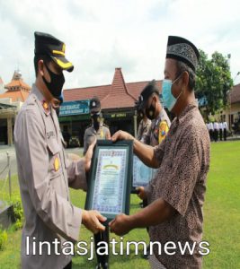 Kapolresta Mojokerto Reward Bhabinkamtibmas Berprestasi dan Tomas Membantu Tugas Polri