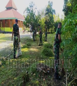 Satgas Yonmek 403 Gotong Royong Bersihkan Lingkungan Masjid Di Perbatasan