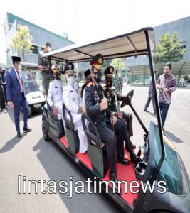 Satu mobil sapa warga yang antri vaksin, Forkopimda Jatim kompak dan solid