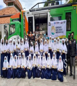 HADIRKAN ARMADA FOOD TRUCK : di PONPES SAQA Probolinggo, ACT Pasuruan Bagikan 500 PORSI makan Gratis