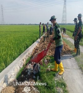 Cuaca Sangat Panas Tak Surutkan Satgas TMMD Rampungkan Pekerjaan