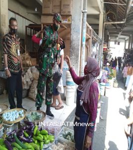 Tegakkan Prokes,Sertu Widada Dan Serda Marulak Aktif Laksanakan Operasi Yustisi Masker