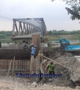 Perbaikan Jembatan Gelendeng penghubung antara Tuban dan Bojonegoro akibat bencana