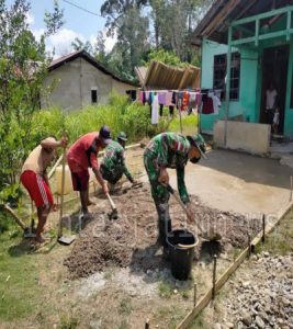 Satgas Pamtas Yonif Mekanis 643/Wns Karya Bakti Bantu Renovasi Rumah Masyarakat Perbatasan